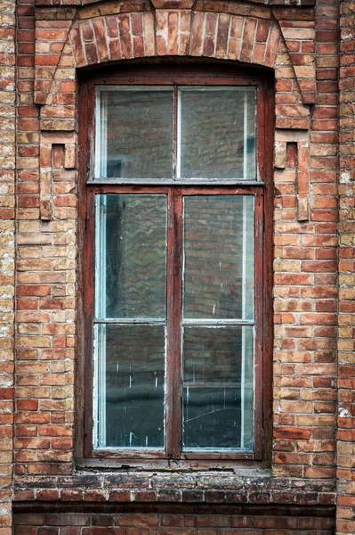Bir tuğla bina eski vintage penceresinde