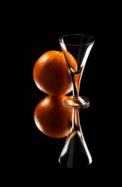 葡萄酒玻璃和橙色与反射 — 图库照片