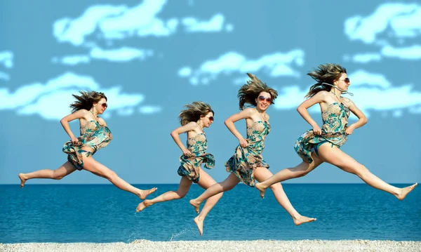 Quattro Copie Una Ragazza Salto Sulla Spiaggia — Foto Stock