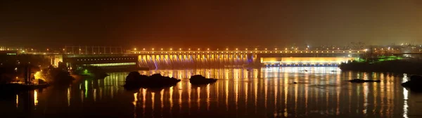 Night view of the dam of the hydroelectric station named after V — Stock Photo, Image