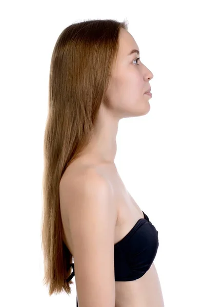 Модельні тести. Красива сексуальна дівчина з довгим волоссям в чорному плаває — стокове фото