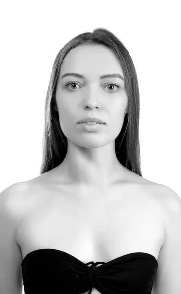 Modellversuche. schöne sexy Mädchen mit langen Haaren in einem schwarzen schwimmt — Stockfoto
