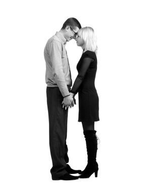 Çift, genç bir adam ve güzel sarışın bir kadın beyaz bir arka planda poz veriyorlar.