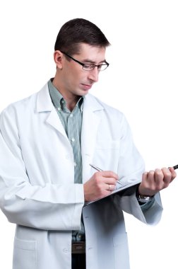 Doktor kıyafeti giyen bir adam izolasyondaki beyaz bir arka plan hakkında notlar alır.