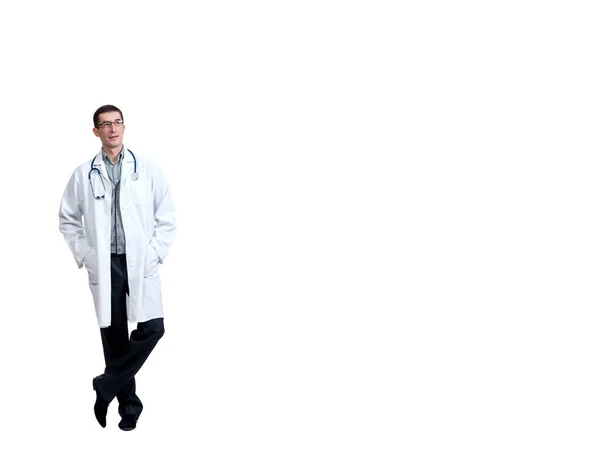 Joven Médico Abrigo Con Estetoscopio Posando Sobre Fondo Blanco Aislamiento — Foto de Stock
