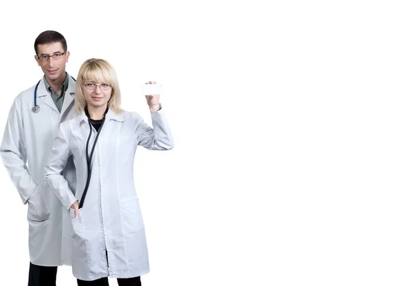 Άνδρας Και Γυναίκα Λευκά Παλτά Γιατρών Στηθοσκόπια Λευκό Φόντο Απομόνωση — Φωτογραφία Αρχείου