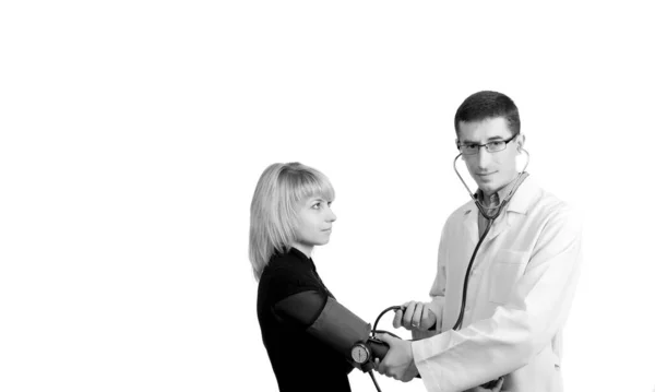 Dokter Pria Dalam Mantel Putih Mengukur Tekanan Seorang Wanita Pada — Stok Foto