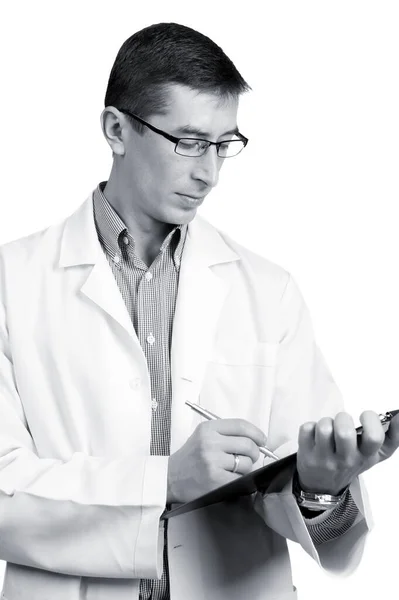Ένας Άντρας Στολή Γιατρού Κρατάει Σημειώσεις Λευκό Φόντο Στην Απομόνωση — Φωτογραφία Αρχείου
