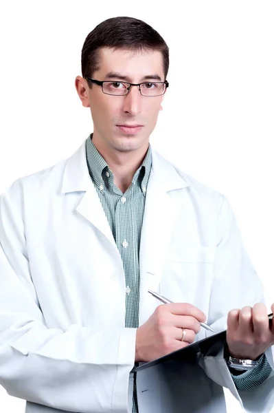 Ένας Άντρας Στολή Γιατρού Κρατάει Σημειώσεις Λευκό Φόντο Στην Απομόνωση — Φωτογραφία Αρχείου
