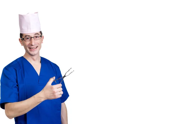 Een Man Een Dokterspak Met Een Chirurgische Klem Zijn Handen — Stockfoto