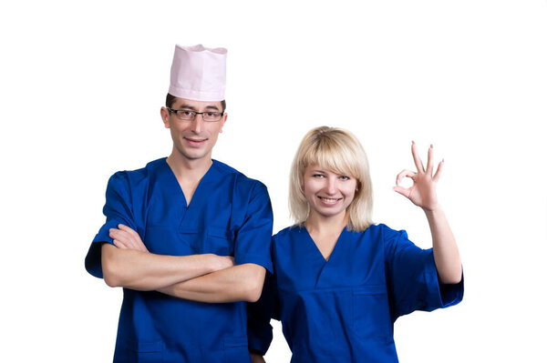 Мужчина и женщина в синих медицинских костюмах на белом фоне в изоляции