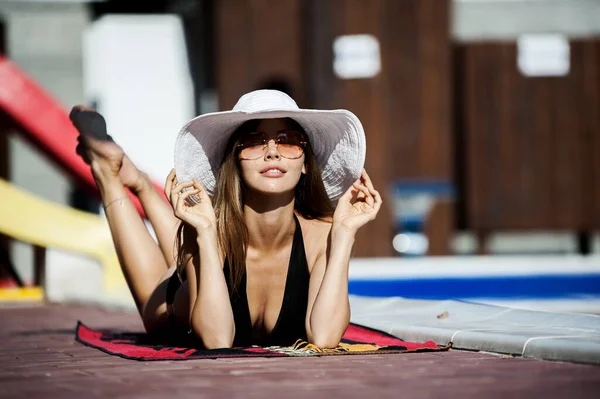 Hermosa Mujer Sombrero Blanco Encuentra Una Toalla —  Fotos de Stock