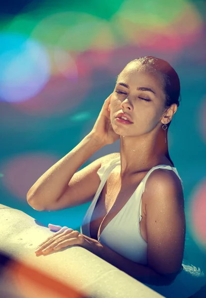 Mooie Vrouw Wit Badpak Het Zwembad — Stockfoto