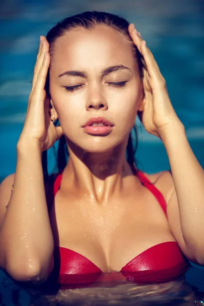 Havuzda Kırmızı Mayolu Güzel Bir Kadın Var — Stok fotoğraf