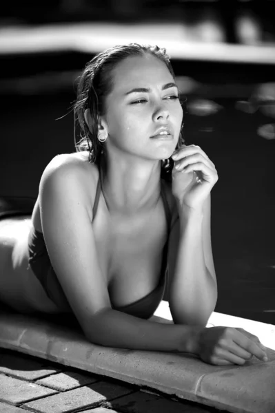 Kırmızı Mayolu Güzel Bir Kadın Havuzun Kenarında Yatıyor — Stok fotoğraf