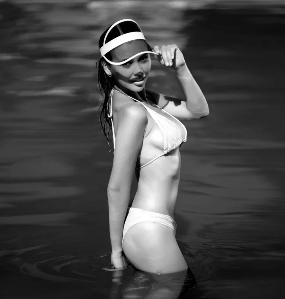 Gümüş Mayo Kırmızı Güneşlik Giymiş Güzel Bir Kadın Havuzda Suyun — Stok fotoğraf