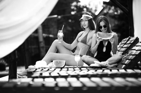 Zwei Schöne Mädchen Badeanzügen Posieren Vor Hölzernen Liegestühlen Mit Einem — Stockfoto