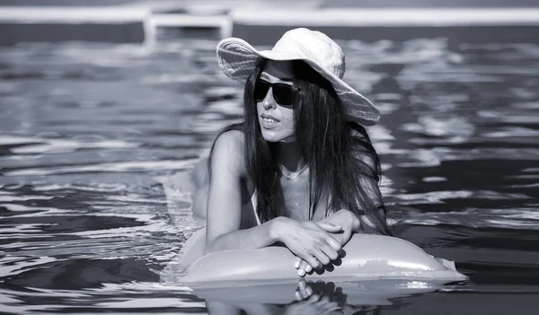 Belle Femme Chapeau Blanc Sur Matelas Gonflable Dans Piscine — Photo