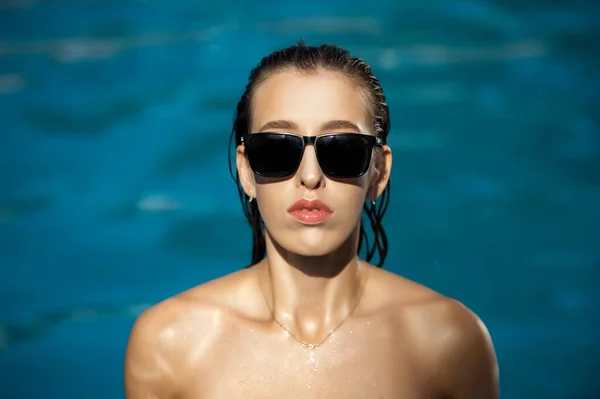 Güzel Bir Kadının Portresi Mavi Suyun Arka Planında Yakın Plan — Stok fotoğraf