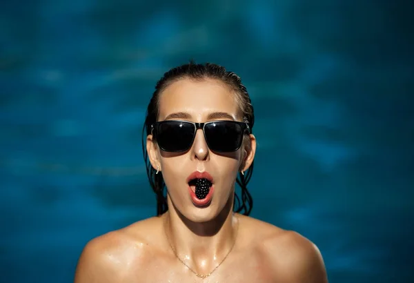 Portret Van Een Mooie Vrouw Tegen Achtergrond Van Blauw Water — Stockfoto