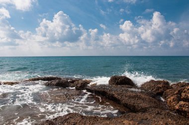 Deniz kıyısı taşlarla ve dalgalarla dolu