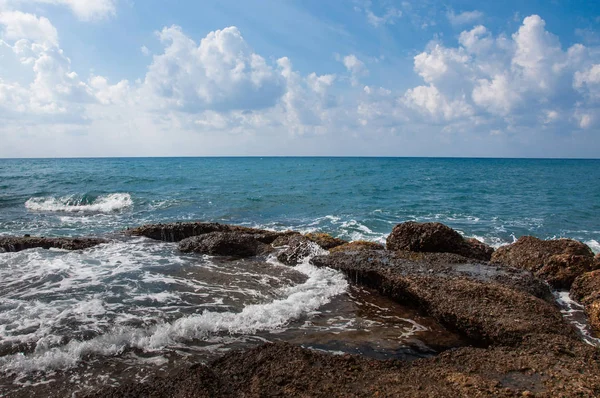 Deniz kıyısı taşlarla ve dalgalarla dolu