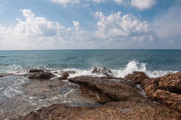 Deniz kıyısı taşlarla ve dalgalarla dolu