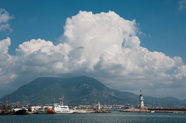 Türkiye 'nin Alanya kentinde bir deniz feneri bulunan liman