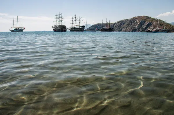 Phaselis Körfezi 'ndeki gemiler ve kumlu tabanlar.