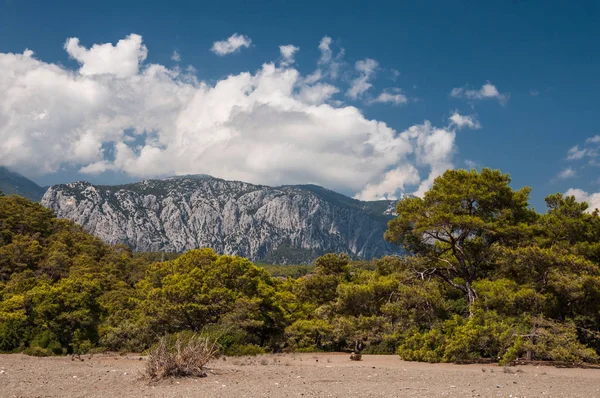 Phaselis Körfezi kıyıları dağlar ve bulutlarla