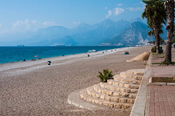 Türkiye 'nin Antalya kentindeki Çakıl Kenti Konyaalti plajı