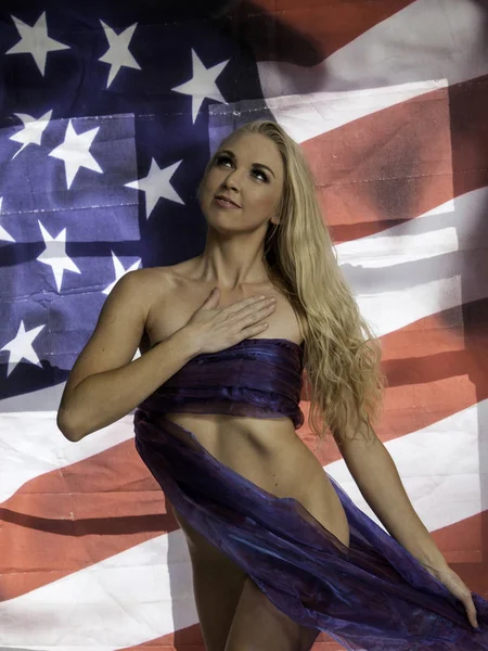 Hermosa Rubia Con Bandera —  Fotos de Stock