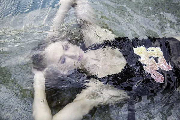 Vackra Blonda Vid Hennes Pool — Stockfoto