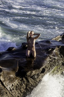 okyanus tarafından buzlu bir elbise güzel sarışın