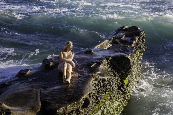 Schöne Blondine Einem Kleid Auf Felsen Meer — Stockfoto