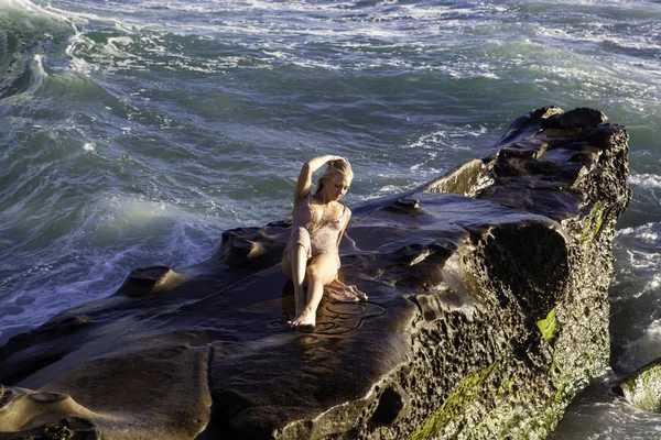 Bela Loira Vestido Rochas Pelo Oceano — Fotografia de Stock