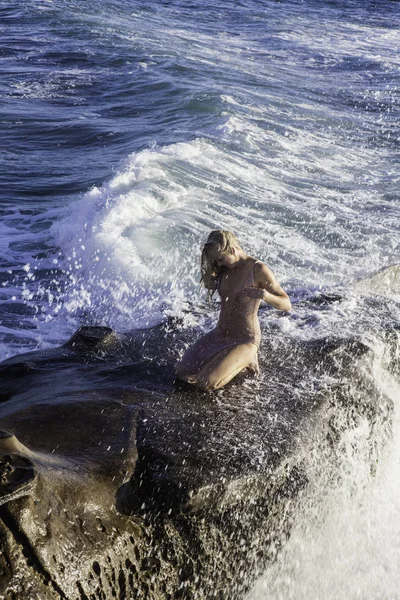 Schöne Blondine Einem Kleid Auf Felsen Meer — Stockfoto