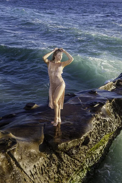 Schöne Blondine Einem Kleid Auf Felsen Meer — Stockfoto