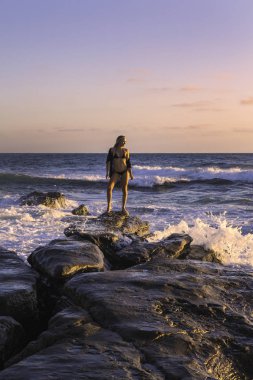 okyanus tarafından buzlu güzel sarışın