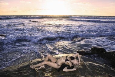 okyanus tarafından buzlu güzel sarışın