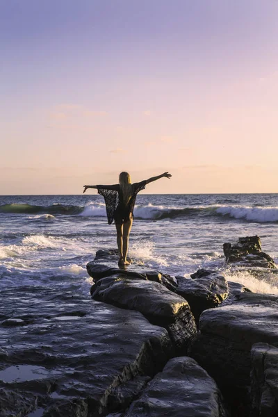 Schöne Blondine Auf Felsen Meer — Stockfoto