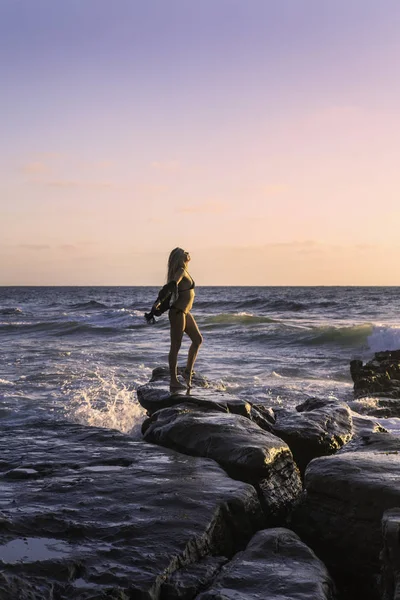 Schöne Blondine Auf Felsen Meer — Stockfoto