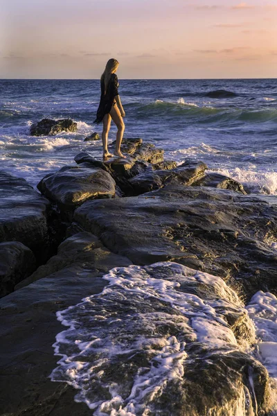 Vackra Blonda Klippor Vid Havet — Stockfoto