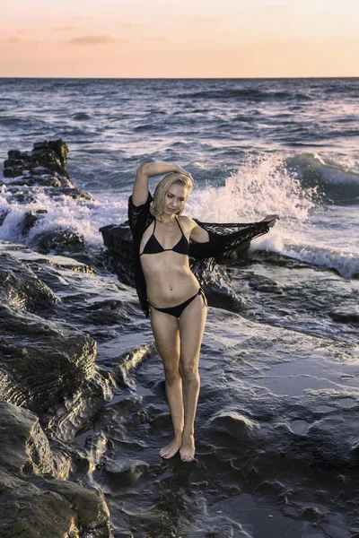 Schöne Blondine Auf Felsen Meer — Stockfoto