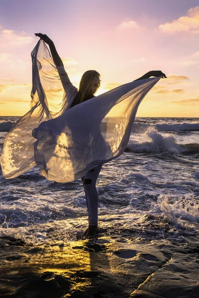 Schöne Blondine Auf Felsen Meer — Stockfoto