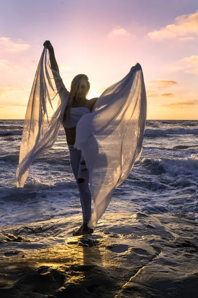 Schöne Blondine Auf Felsen Meer — Stockfoto