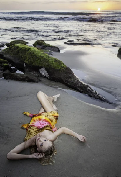 Bella Bionda Sulla Spiaggia Tramonto — Foto Stock