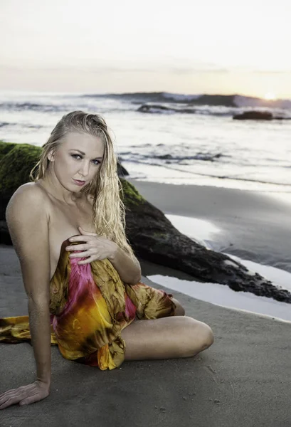 Vackra Blonda Stranden Vid Solnedgången — Stockfoto