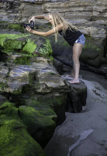 Deniz Kıyısı Kamera Ile Sarışın Kız — Stok fotoğraf