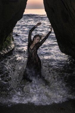 Sahil kayalar üzerinde güzel sarışın kadın